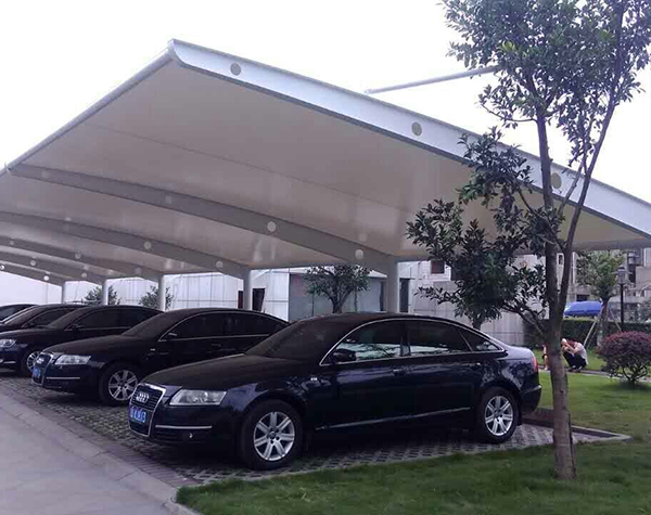 膜結(jié)構(gòu)停車棚建筑的特性有哪些？