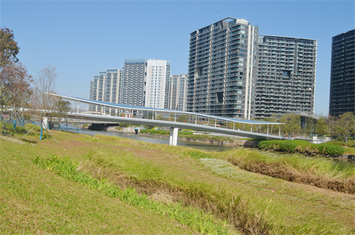 輕盈飄逸，ETFE人行天橋?yàn)槌鞘性鎏硪坏黎诧L(fēng)景線